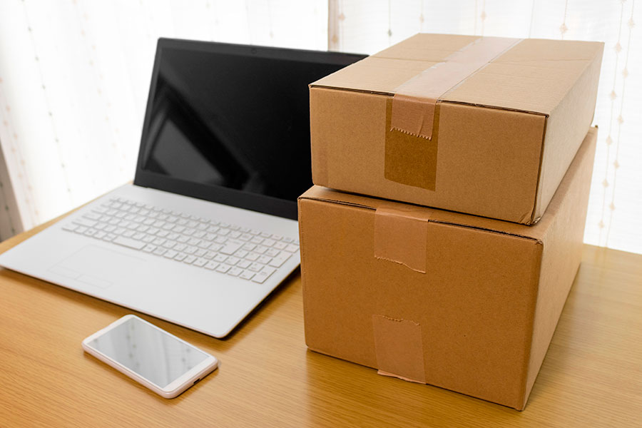 Ordenador portátil con móvil y caja