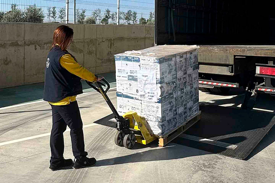 Correos introduce palet en camión